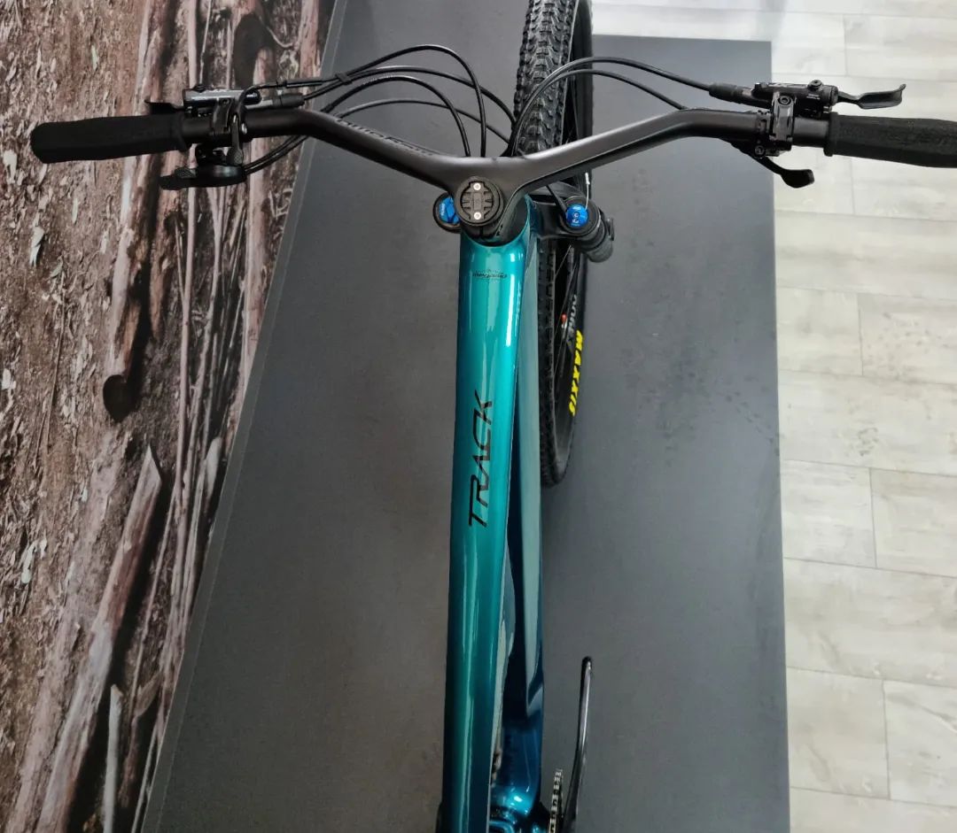 CiclosAlbacar's tweet photo. 🔝 Un modelo que destaca por su diseño aerodinámico y ligero, con un nuevo cuadro de carbono y geometría calculada en túneles de viento. Además de su manillar integrado de carbono y cubiertas Maxxis con tacos sobredimensionados para que nada le pare.

👉 https://t.co/00bO97gax2 https://t.co/HILOds8BLj