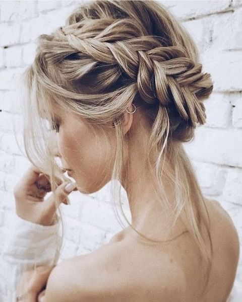 BridalMusings's tweet photo. Love us a bridal braid. Spotted on @_thewhiteavenue⠀⠀⠀⠀⠀⠀⠀⠀⠀
.⠀⠀⠀⠀⠀⠀⠀⠀⠀
#bridalmusings #bmloves #bride #bridal #bridalbraid #milkmaidbraid #braid #bridalhair #bridalhairstyle #bridalstyle #boho #bohobride #wedding #weddingideas https://t.co/Kwvy5jOLbj