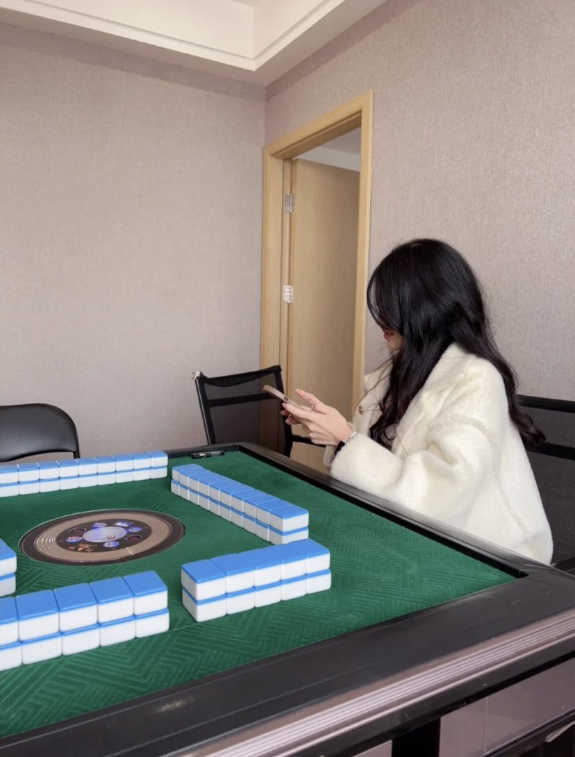 ll2083's tweet photo. 和闺蜜一起切磋两把😆 
#湖南 #长沙 #天心 #少妇 #麻将 #日常 https://t.co/tqNlwfmeOY
