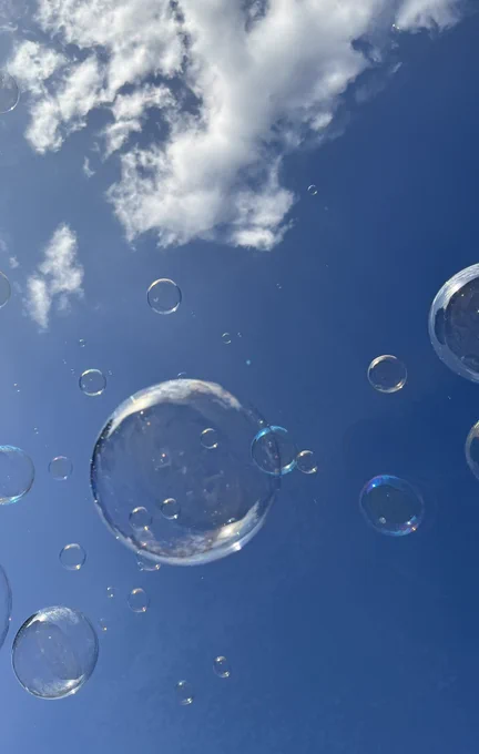 シャボン玉と空水中みたい 