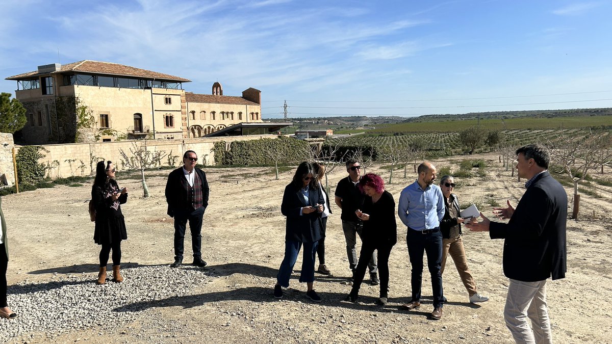 ComarquesPonent's tweet photo. Visita dels periodistes lleidatans a la finca Mas de Colom -Casa Borges- reserva de la biodiversitat agrária @Borges_es #MasdeColom #biodiversitat #sostenibilitat https://t.co/7TPbdy3Z2A