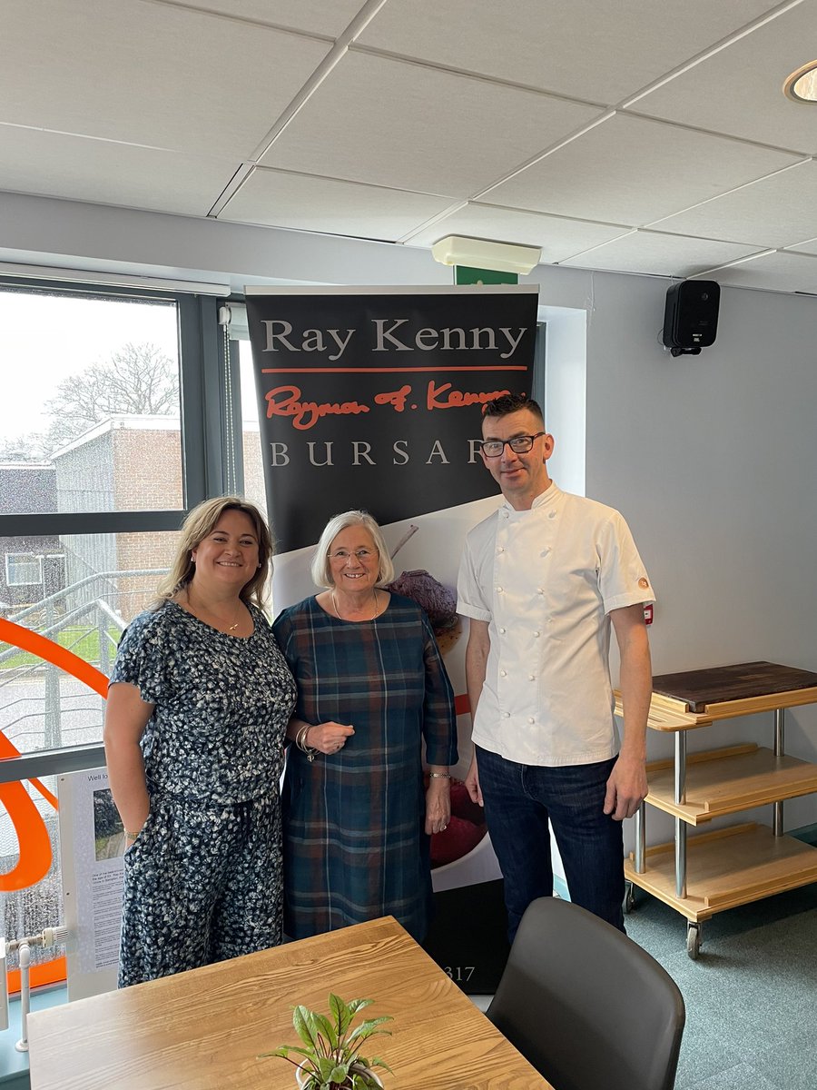 Lovely to be back @ExeterCollege for the #raykennybursary! Great to meet up with @HywelJonesLP. Todays chef winner will get the chance to work with Hywel @LucknamPark. Excited to see what the students produce!