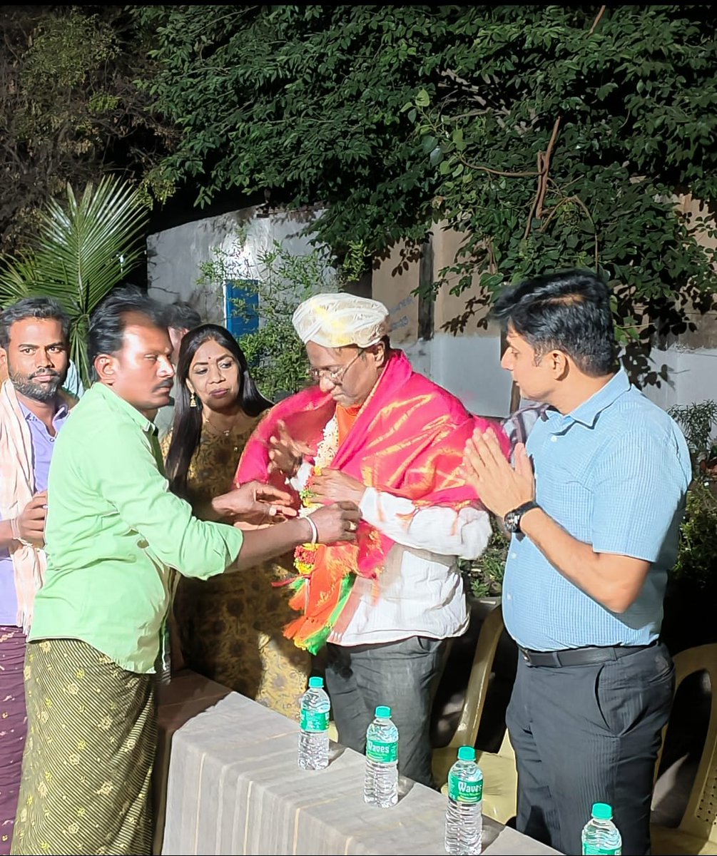 MLNARAYANAIAS's tweet photo. ಹಗರಿಬೊಮ್ಮನಹಳ್ಳಿ ಕ್ಷೇತ್ರದ ಉಲವತ್ತಿ ಗ್ರಾಮಕ್ಕೆ ಭೇಟಿ ನೀಡಿದಾಗ ಸ್ಥಳೀಯರು ಗೌರವ ಸಲ್ಲಿಸಿದರು. ಈ ಸಂದರ್ಭದಲ್ಲಿ ಬಿಜೆಪಿ ಸರ್ಕಾರದ ಯೋಜನೆಗಳನ್ನು ಅವರಿಗೆ ತಿಳಿಸಿ ಚುನಾವಣೆಯಲ್ಲಿ ಪಕ್ಷವನ್ನು ಬೆಂಬಲಿಸುವಂತೆ ಮನವಿ ಮಾಡಲಾಯಿತು.

#karnataka #hagaribommanahalli #bjpkarnataka #bjpyebaravase https://t.co/vxaYUgr7mA