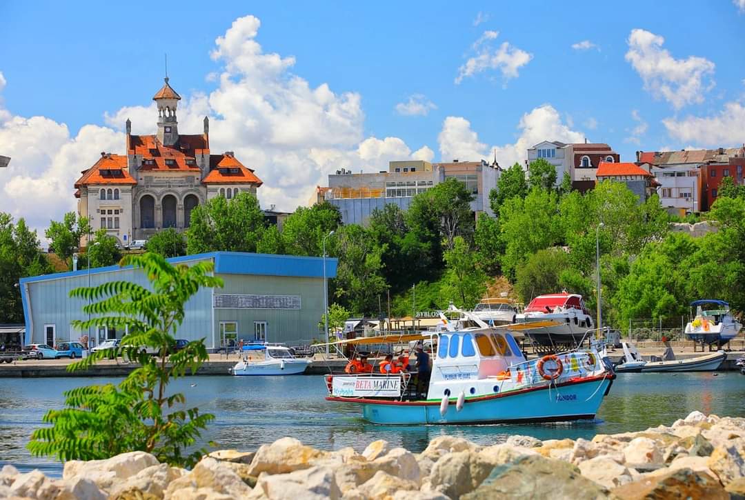 veronstr's tweet photo. Frig, frig dar este minunată o plimbare pe mare. ⛵⚓🚤⛴🛥🌊☀️
#PortulTomisConstanta #EuSiMarea https://t.co/b39nSiDnAv