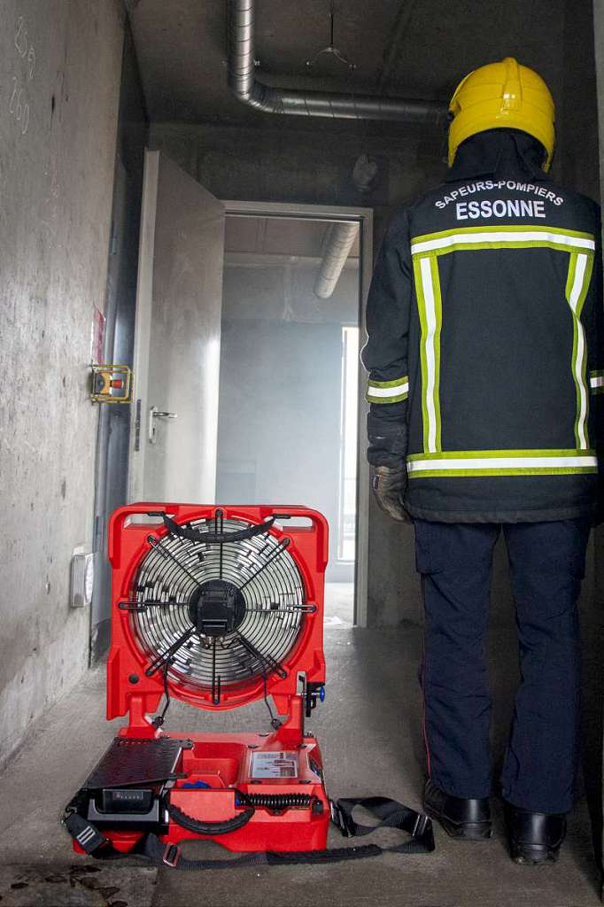 sdis91's tweet photo. Du 20 au 23 mars à l’école départementale des sapeurs-#pompiers, 14 🧑‍🚒 du #sdis91 et 2 du @pompiers24 ont suivi 1 formation de formateurs à la ventilation opérationnelle afin d'étendre les possibilités d’emploi des ventilateurs, notamment en phase d’attaque.
@Prefet91 @CDEssonne https://t.co/awoYh55cGl