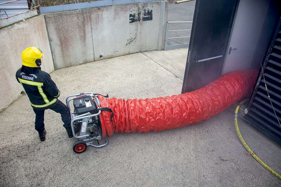 sdis91's tweet photo. Du 20 au 23 mars à l’école départementale des sapeurs-#pompiers, 14 🧑‍🚒 du #sdis91 et 2 du @pompiers24 ont suivi 1 formation de formateurs à la ventilation opérationnelle afin d'étendre les possibilités d’emploi des ventilateurs, notamment en phase d’attaque.
@Prefet91 @CDEssonne https://t.co/awoYh55cGl