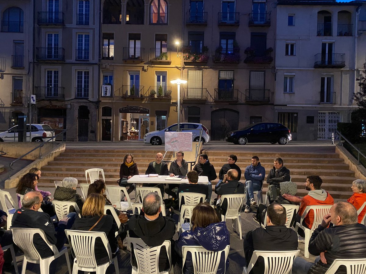 AjuntamentBerga's tweet photo. 📢 Ahir dimarts, 28 de març, es va fer la 24a sessió del projecte 'Assemblees de barri'. Una vintena de persones del veïnat del carrer del Roser i entorns es van reunir amb els regidors i regidores de l'equip de govern, a la plaça dels Països Catalans. https://t.co/t3pJpn4mnY