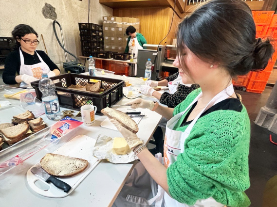 This year, due to increasing costs of energy and food, the Vesperkirche has had more visitors than ever and our students appreciated the opportunity to give direct support…
 #community #Vesperkirche #inspire #support #homelessness #student #volunteers
