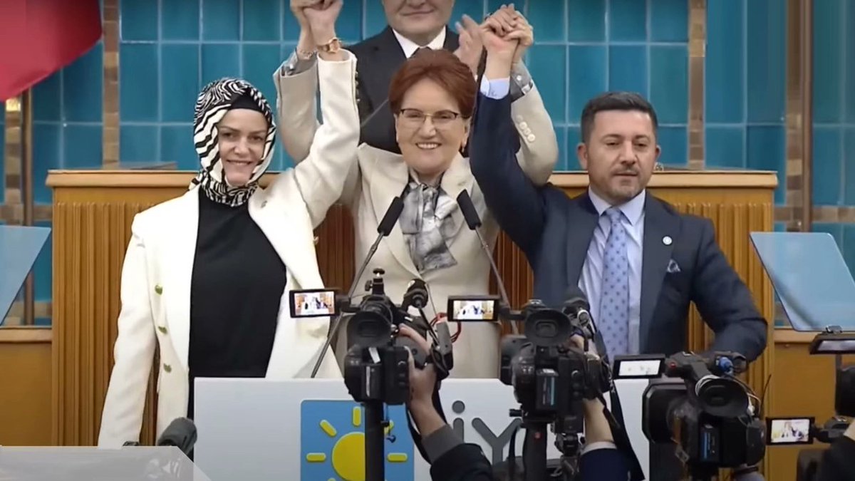 fib_haber's tweet photo. Rasim Arı İYİ Parti'ye katıldı, rozetini Akşener taktı https://t.co/RU956zPx7l https://t.co/CVZSo1AtmX