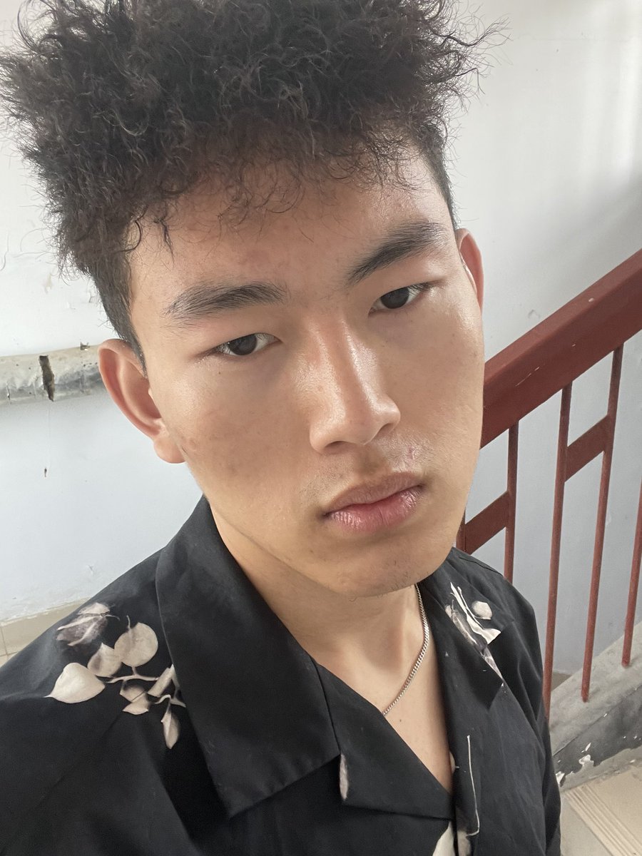P1PSE's tweet photo. @MeiRi888 郑州男大学生，19，180，75kg，健身菜鸟。处男想找女生一起快乐，毕竟还是处男😭😭😭私信私信，聊得来的可以交换照片 https://t.co/d46Tcn4EIo