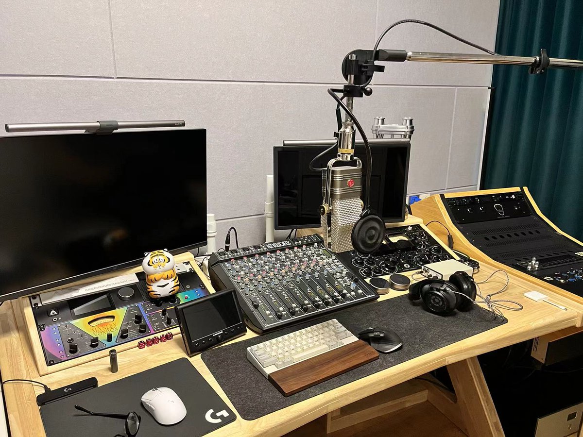 Osc_Audio's tweet photo. Can believe that's for Tick Tok live.🤯

#oscaudio #tiktok #aeaa440 #shadowhills #manley #apogee #solidstatelogic #merginghapi https://t.co/DvRkv0xohY