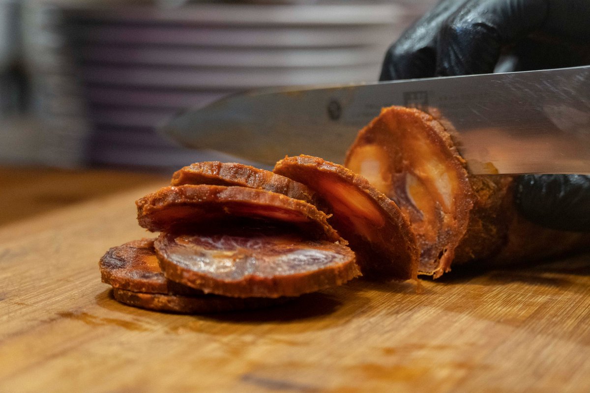 Jamon_EveryBody's tweet photo. Comenzamos el miércoles en #JamónEverybody con una degustación de este exquisito #chorizo #ibérico 100% de bellota de Majada de los Pedroches. ¿Qué te parece? ¿Te apuntas? 👌🏻.

¡Te esperamos!. Siempre con el mejor producto, servicio y atención 🐽. https://t.co/WlI3pOpMkj