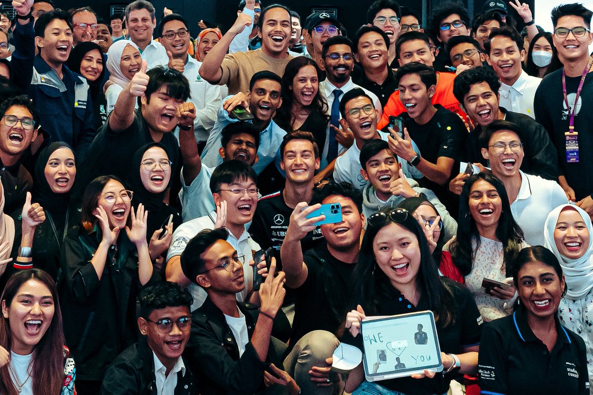GeorgeRussell63's tweet photo. Malaysia, it's always a pleasure. 💚

Great day stopping by the @Petronas Leadership Campus and Research Centre en route to Melbourne.

Met some brilliant people who are inspiring the leaders of tomorrow and developing new sustainable technologies.

Thanks for having me, team! https://t.co/d9tzYZbbC9