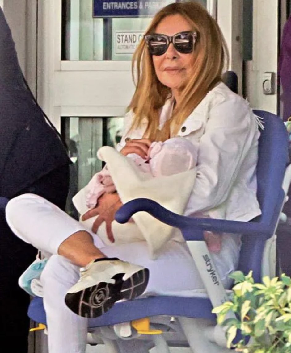 El ovulo era de donantes. 
El vientre, alquilado. 
La silla de ruedas, del hospital. 
Las zapas, de Chanel.  
Y la pasta para comprar el bebé, de los que han comprado el <a href="/hola/">Revista ¡HOLA!</a> esta semana: crowdfunding.  

Lo único de Obregón es la jeta.