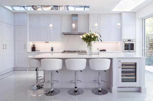 stonehamkitchen's tweet photo. This #kitchendesign by @KandI_kitchens is elegant and functional with clever #pantrycupboard storage and a stunning #kitchenisland for cooking and entertaining. Our Penshurst range was chosen for its beautiful in-frame design detail. https://t.co/5GnZrr1eNl
#kitchenstorageideas https://t.co/aCZFdGxCYh