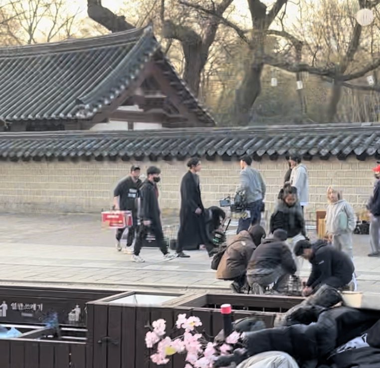 Cloverlucky77's tweet photo. 전주 한옥마을에 김재욱 와서 드라마 촬영 중ㅠㅠ 지나가다가 바로 앞에서 보긴했다 https://t.co/NdisXiPpTZ