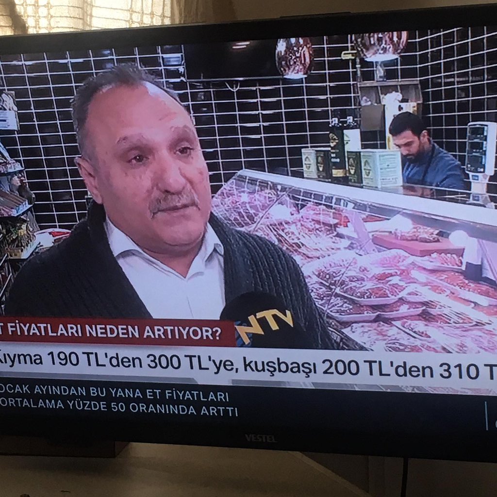 emellll05's tweet photo. Daha ne kadar çıkacak acaba kıymanın kilosu? ‼️‼️ 
Konu: Proteinle beslenmeyin kafanız çalışmasın veeee proteini çok içeren koyunlar gibi olun mu acaba?
Konunun anafikri bu mu?????
#MemuraRefahZammı https://t.co/qQ3RRIug66