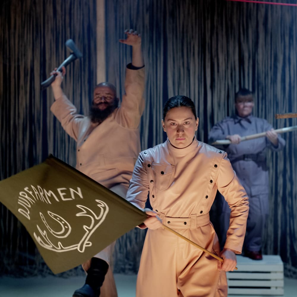 STORA_TEATERN's tweet photo. Den 13 april gästspelar Teater Halland på Stora Teatern med Djurfarmen som bygger på George Orwells briljanta satir. https://t.co/pUGQu2uTtw https://t.co/8uLgrRtO7V
