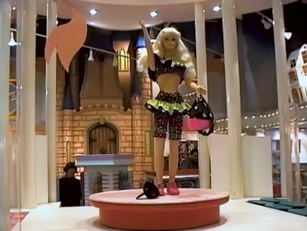 DLPRescueRanger's tweet photo. World of Toys - Mattel remplace la boutique The Surf Shop en 1993. Elle est évidemment consacrée aux jouets du portfolio Mattel, avec l'incontournable Barbie en tête d'affiche. Cette dernière trônait d'ailleurs fièrement au centre de la pièce.
(1/2) https://t.co/pXigHCIAd1