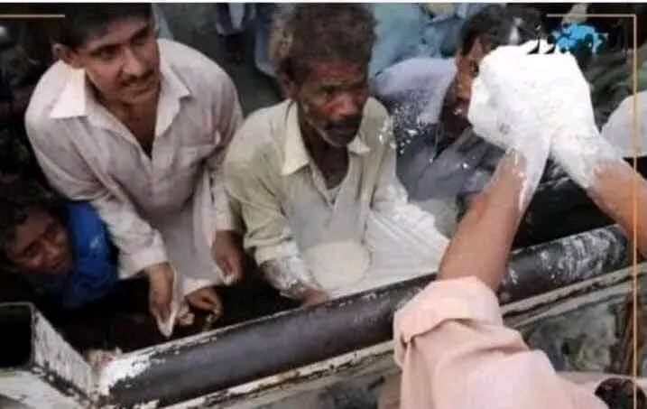 AzharShar19's tweet photo. اپنی زندگی میں  اس طرح دردناک منظر نہیں دیکھا اے حاکمِ وقت تیرے کردار پہ تھو😭 https://t.co/IUkv6dRV4d