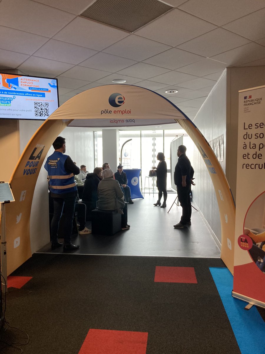 #SJA Les équipes de @poleemploi_HDF sont mobilisées toute la journée au <a href="/DecathlonArena/">Decathlon Arena - Stade Pierre Mauroy</a> pour cette édition 2023 du salon jeunes d’avenir ! Venez à notre rencontre! Il y a forcément des solutions pour vous 🤝@FredericDanel <a href="/ILDU7160/">Laurence Duquesnoy</a> <a href="/ElsaMiquel/">Miquel Elsa</a> @cyrom1