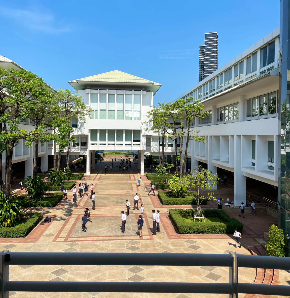 LeoWinkley's tweet photo. Huge thanks to my colleagues @SHBriverside for their great company and exceptional hospitality. Wonderful to spend time in this thriving all-through school of 1900+ children as we approach the 20th anniversary of Shrewsbury International Bangkok. https://t.co/FOsDnmEC9t