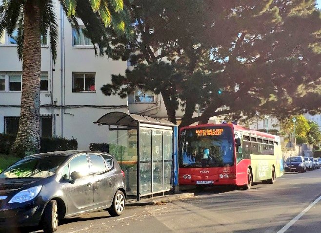BlogBusurbano's tweet image. Sin duda, un ejemplar único en su
especie. Es cabecera de la #Lín4.
Su configuración permite que el
bus esté parado esos minutos en
un espacio reservado y sin alterar
la circulación.

#Par192 Rda. Camilo José Cela,
bloque 56 ( Café Bar Din-Don)
(#BarrioDeLasFlores / #Monelos)