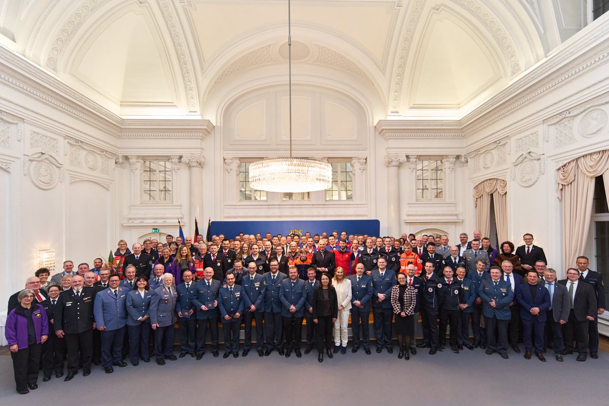 asb_gross's tweet photo. Die ersten 6 Helfer:innen des #ASBBaWü erhalten von #Innenminister #Strobel die rheinland-pfälzische #Fluthilfemedaille. Wir sind sehr stolz unseren Beitrag geleistet zu haben #wirhelfenhierundjetzt. Unser Dank gilt allen Helfer:innen! #ASB #Bevölkerungsschutz Fotos: @IMbawue https://t.co/upFNfGesVm