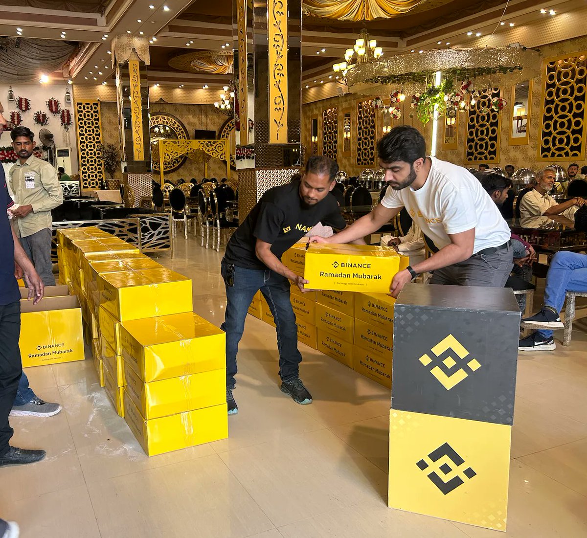 binance's tweet image. The spirit of Ramadan is all about giving back to the community.

#Binance is proud to have supported this through our food distribution efforts in Morocco, Egypt, and Pakistan.

#ExchangeWithKindness 🌙