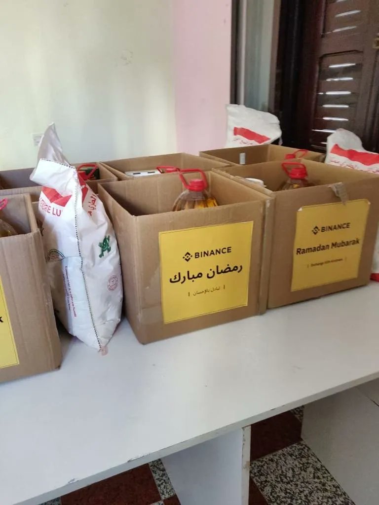 binance's tweet image. The spirit of Ramadan is all about giving back to the community.

#Binance is proud to have supported this through our food distribution efforts in Morocco, Egypt, and Pakistan.

#ExchangeWithKindness 🌙
