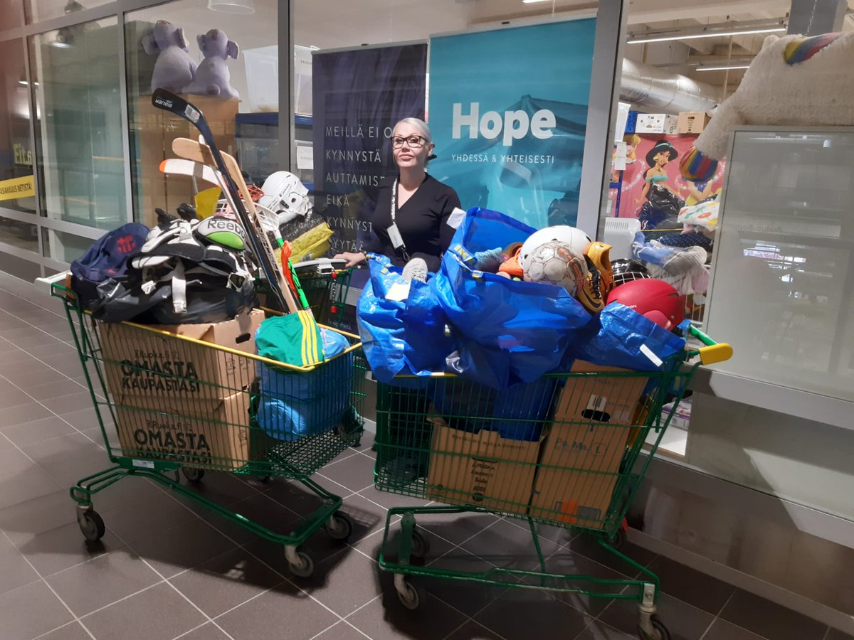 Ilvesläiset lahjoittivat upean määrän urheiluvarusteita @Hopeyhdistys hyväksi, kiitos lahjoittaneille 💛💚

Lahjoituksia voi viedä myös suoraan HOPElle, osoitteeseen Lempääläntie 21 tai Ilves ry:n alakertaan, osoitteeseen Rieväkatu 12 😊🙏

#keltavihreä #ilves #tampere #hopery