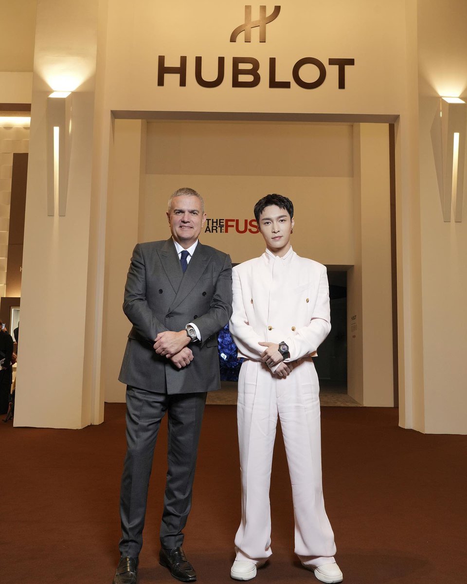 EXOGlobal's tweet photo. [OTHER] 230329 ricardoguadalupe (CEO of Hublot) Instagram Update with #LAY 
https://t.co/1gsuGDBBPM

“It was a great pleasure to welcome #HublotAmbassador @layzhang on Hublot’s booth at #WatchesandWonders2023”

#LAYxHublot 
#EXO #엑소 @weareoneEXO https://t.co/5RWqPAtEUK