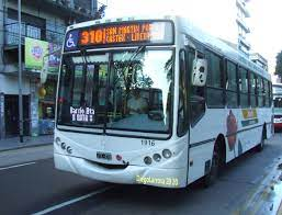 DayLombardi's tweet photo. Colectivos 🚌
@Metropol_ar suspendió los servicios de las #Linea237 #Linea310 y #Linea670
Explican que es por falta de combustible ⛽".
💵 También argumentan que el atraso en el pago de subsidios es uno de los motivos https://t.co/7Jko21jfC5