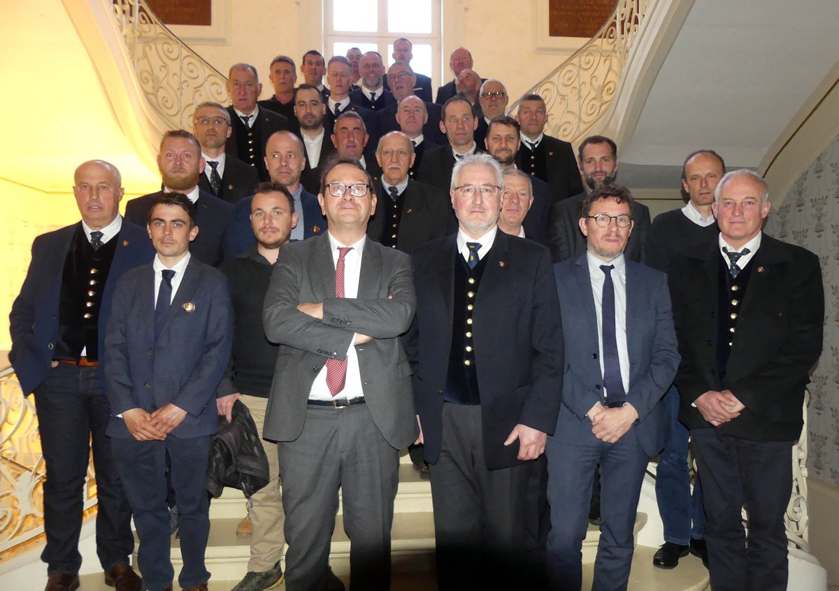 Prefet74's tweet photo. Aux côtés de la #DDT, Yves Le Breton, @Prefet74, a réuni les lieutenants de #louveterie de #HauteSavoie pour le bilan de leurs actions 22 et leurs perspectives 23. Il a salué cet engagement bénévole pour le maintien de l'équilibre des enjeux agricoles, forestiers et cynégétiques. https://t.co/ntSsKFSpxL