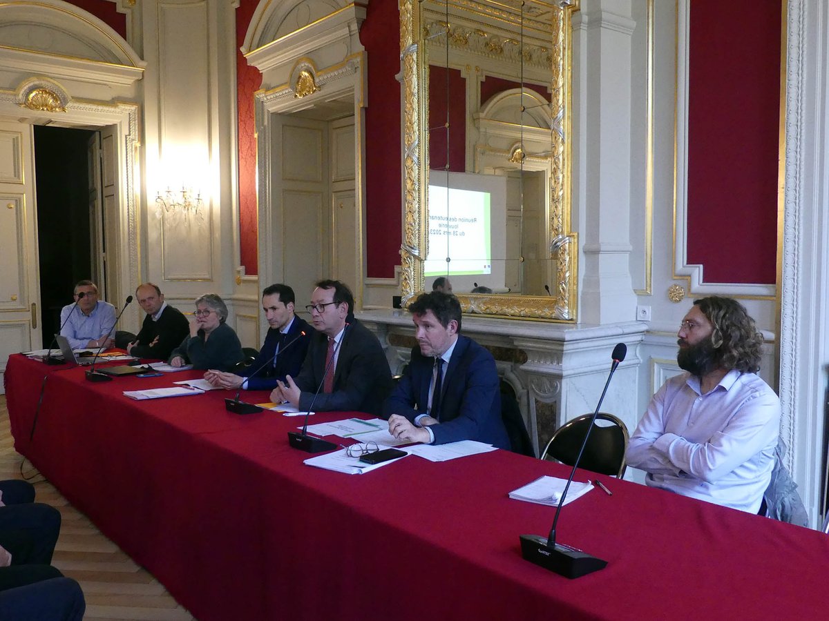 Prefet74's tweet photo. Aux côtés de la #DDT, Yves Le Breton, @Prefet74, a réuni les lieutenants de #louveterie de #HauteSavoie pour le bilan de leurs actions 22 et leurs perspectives 23. Il a salué cet engagement bénévole pour le maintien de l'équilibre des enjeux agricoles, forestiers et cynégétiques. https://t.co/ntSsKFSpxL