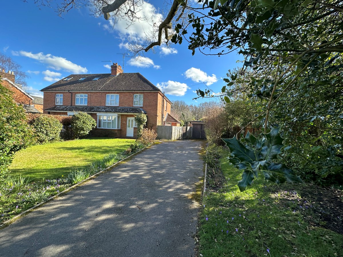 truemangrundy's tweet image. Boundstone, Farnham. Guide price £650,000. 
3 bedroom semi detached house in need of updating. South facing rear garden. #forsale #farnham #goodlocation #potential