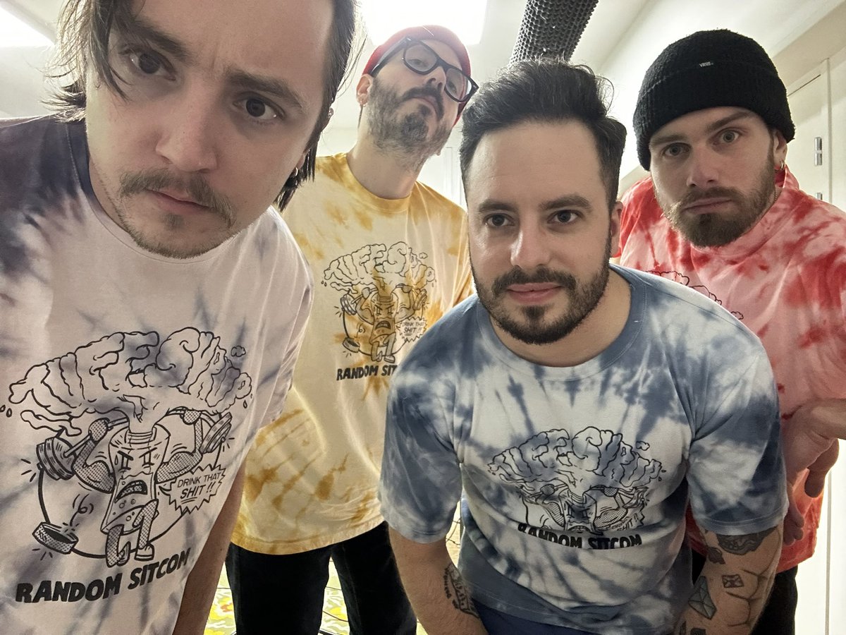 random_sitcom's tweet photo. Vous êtes là ? On a des nouveaux t-shirts ! 
Venez on fait une expérience sociale, vous retweetez tous cette photo et tous vos followers font pareil, juste pour voir

🟣🟠🔵🔴

#tmnt #randomsitcom https://t.co/AJuqnJ724H