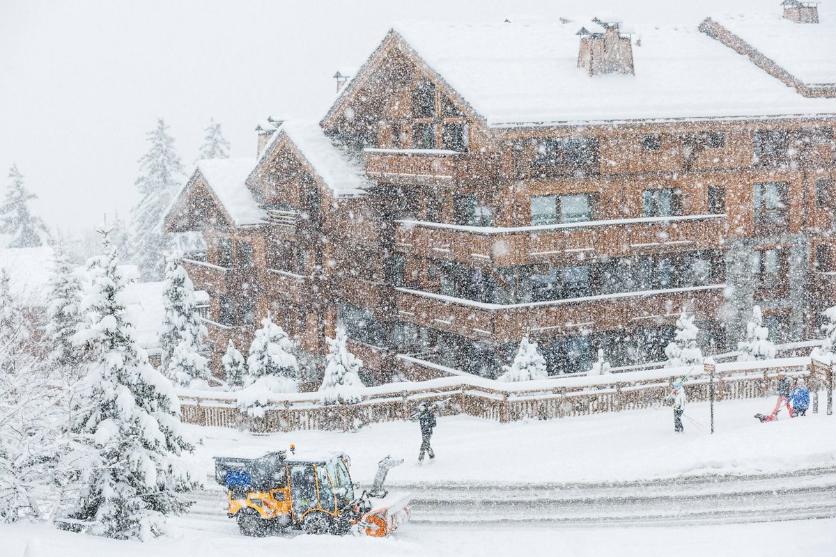 This was the scene in Meribel at the start of this week! March has seen over 2m of snow fall in resorts all over France, this year's season is really ending with a snowy flourish!

It's never too late to come on a trip with flexiski.