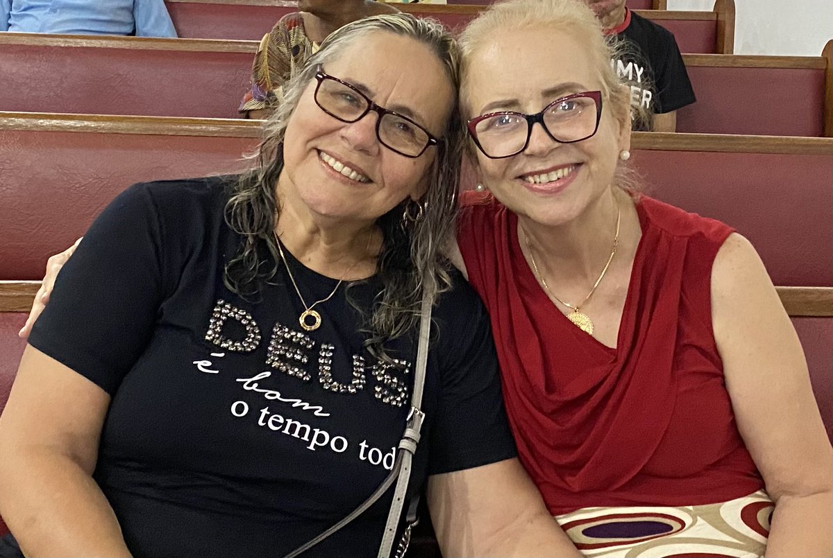 Salmos 23:3-4 NTLH
O SENHOR renova as minhas forças e me guia por caminhos certos, como ele mesmo prometeu. Ainda que eu ande por um vale escuro como a morte, não terei medo de nada. Pois tu, ó SENHOR Deus, estás comigo; tu me proteges e me diriges.