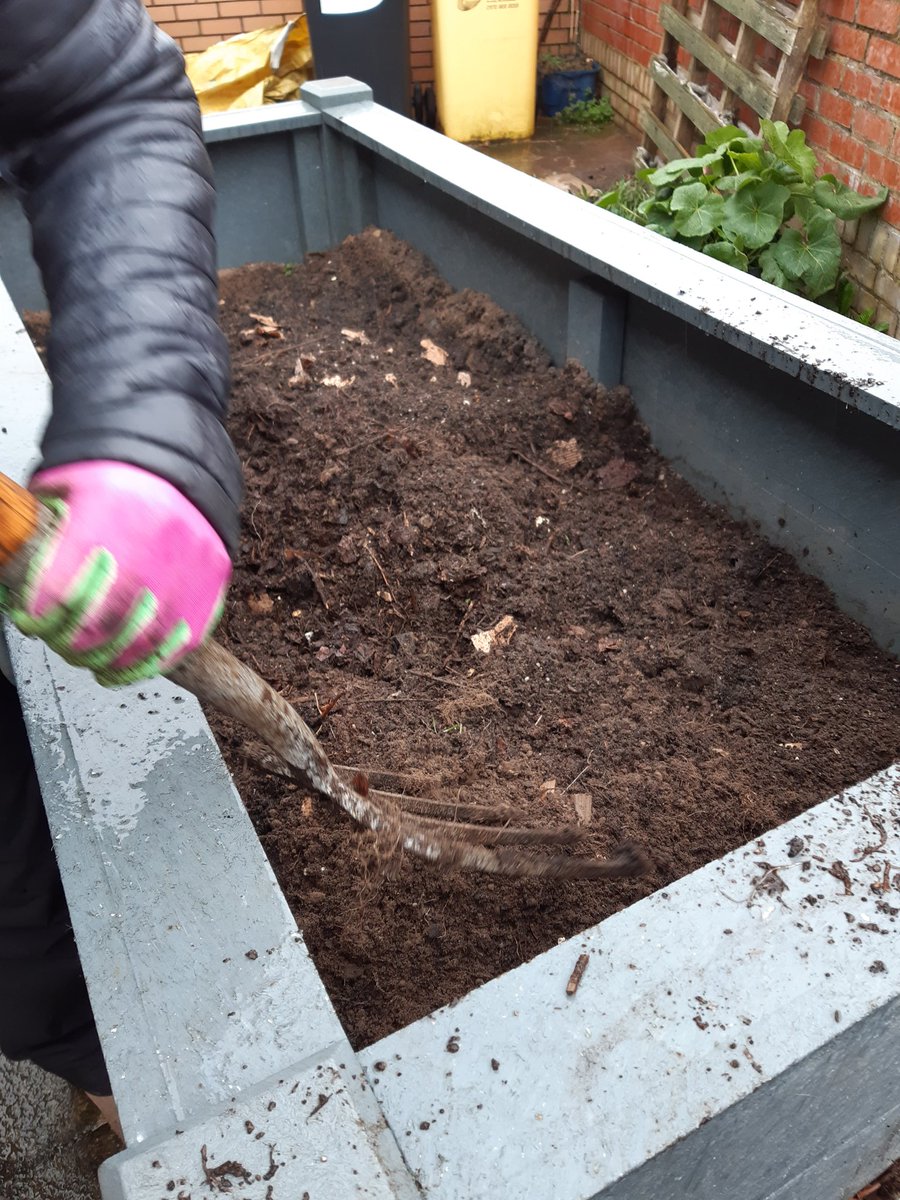 GOComposters's tweet photo. #MasterComposter Rachel, &amp; Clare from Lovely Land had a great morning at Albert Road Day Opportunities Centre, despite the rain! They turned the #compostbin &amp; found some amazing #compost to top up the raised beds. Plus some shiny spoons, which were reunited with the kitchen! 😆🥄 https://t.co/OvwDdG9i8y