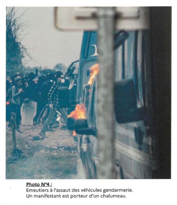 Keiradior2M's tweet photo. Les "gentils" manifestants ! Photo  pour #documenter la violence des #émeutiers de Sainte-Soline sont effrayantes. Ici un homme tient en main un chalumeau. “La prochaine étape, c’est quoi ?" 
Elle en dit quoi @LDH_Fr? https://t.co/ITbmNa435t