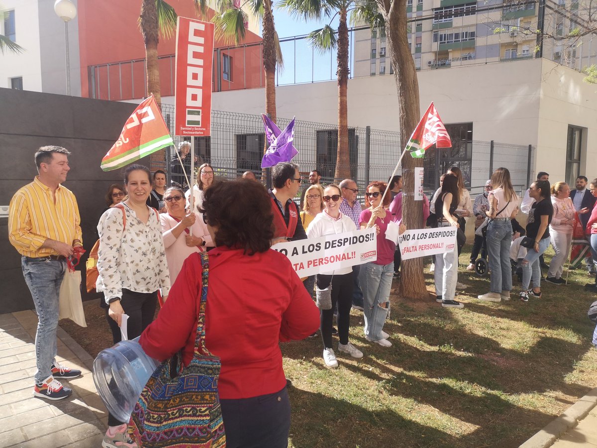 ismaelsc_'s tweet photo. No a los despidos en la residencia de mayores de Vitalia en Kansas City. En #SevillaHoy nos hemos concentrado con sus trabajadoras para reivindicar un aumento de la plantilla y mejores condiciones laborales. https://t.co/vwwGQE5xxq
