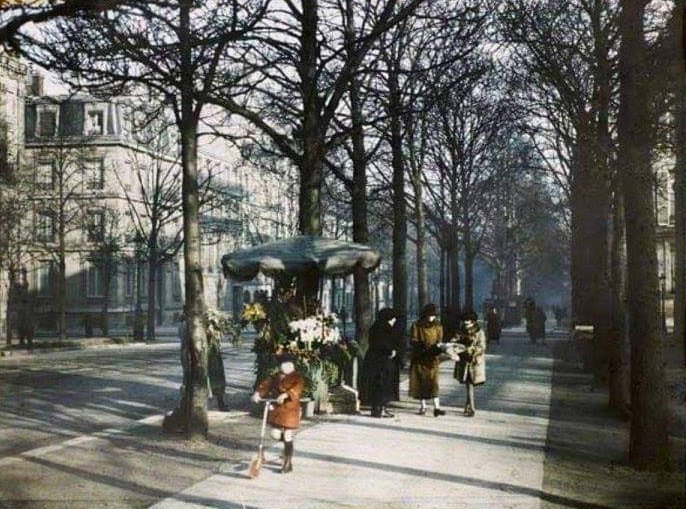 Auguste Léon. 
Marchande de fleurs et enfant à la trottinette avenue Hoche 
1924. Paris 
#trottinettes