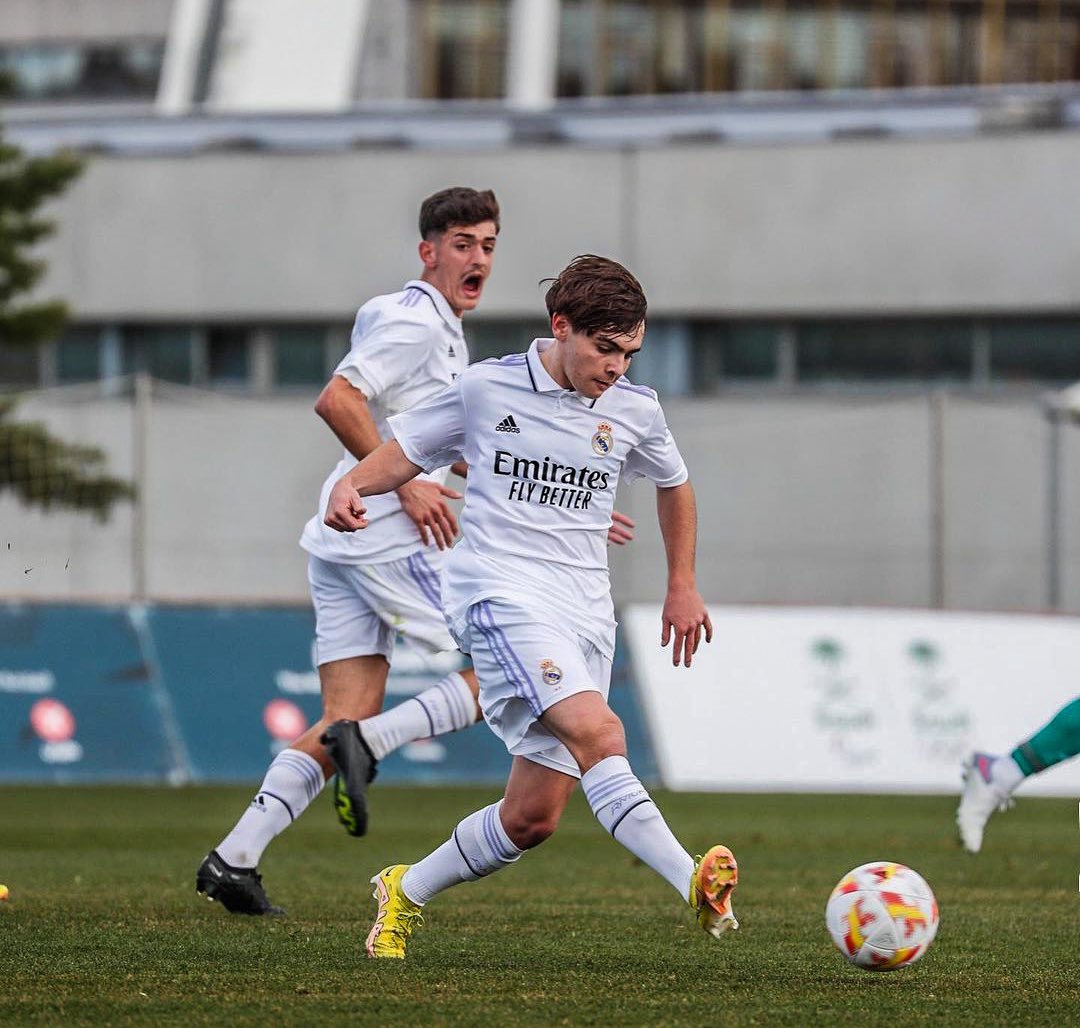 Joan Mascaro (17 - AM) is definitely back to his best level after a complicated start to the season. He is once again making the difference both in the play - with his ability to fluidify, influence the game in different zones of the pitch and to accelerate the play with his