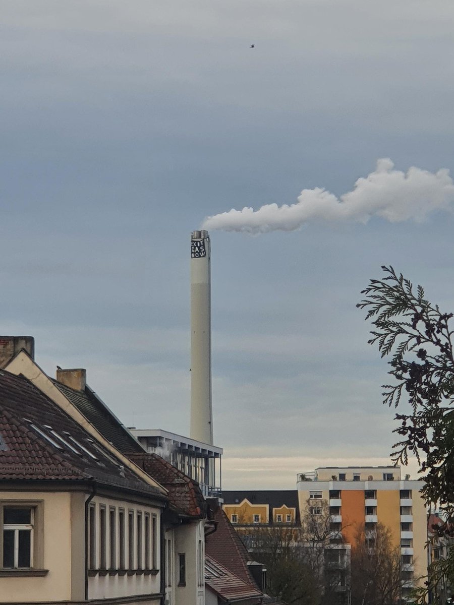 Gegenangriff für das gute Leben! (@gegenangriff1) on Twitter photo Heute wurden in #Jena, #Erlangen und #Berlin Gaskraftwerke erklommen. Aus Protest gegen eine fossile Energiepolitik und aus Solidarität mit den Protesten #Wien gegen die #Gaskonferenz.
<a href="/block_gas/">Block Gas Alliance</a> <a href="/DontGasAfrica/">@dontgasafrica.bsky.social</a> #EndFossilCrimes
#GasIsOver Heute wurden in #Jena, #Erlangen und #Berlin Gaskraftwerke erklommen. Aus Protest gegen eine fossile Energiepolitik und aus Solidarität mit den Protesten #Wien gegen die #Gaskonferenz.
<a href="/block_gas/">Block Gas Alliance</a> <a href="/DontGasAfrica/">@dontgasafrica.bsky.social</a> #EndFossilCrimes
#GasIsOver