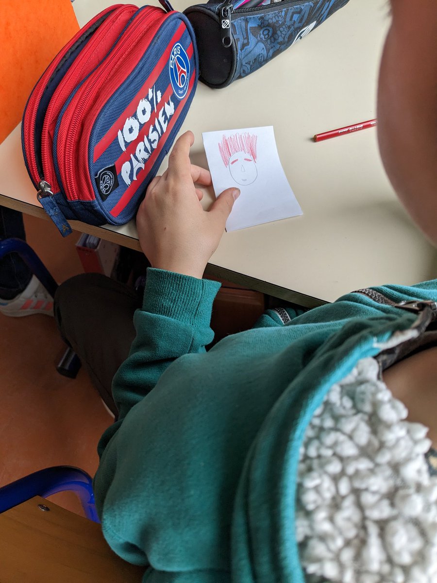 En anglais, dessiner un personnage et le décrire à un camarade qui doit le dessiner à son tour.
Nécessité de mobiliser les bonnes structures, le bon vocabulaire et la bonne prononciation.
Cc <a href="/PoitiersNord86/">Poitiers nord</a>
#SemaineDesLangues2023