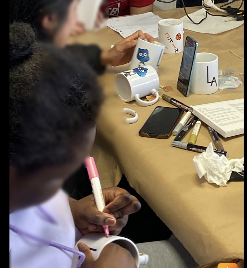 MmeWiart's tweet photo. Atelier customisation des produits que nous allons vendre lors des journées portes ouvertes… https://t.co/vtoqzYvVNo