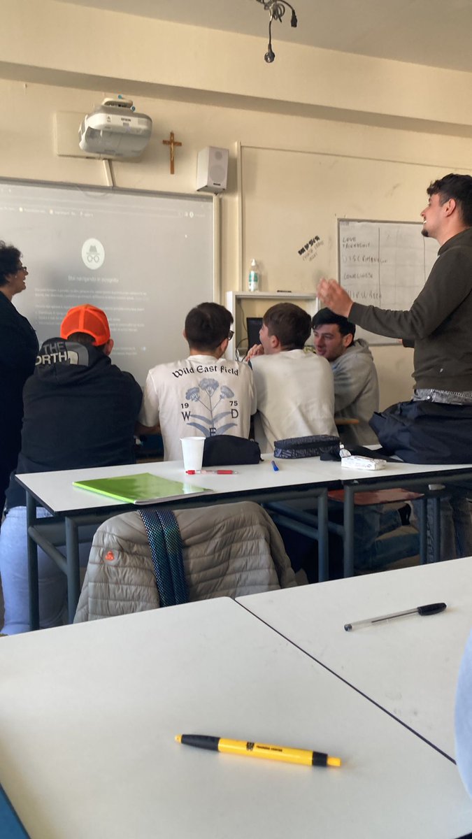 fdamato05's tweet photo. Pov la prof mette il compito di fisica martedì e nemmeno lei sa fare gli esercizi https://t.co/aA7SedIN7C