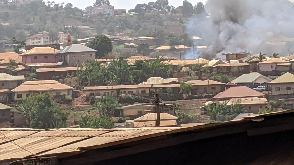 MimiMefoInfo's tweet photo. Just In:
#Military raze shops in #Kumbo after deadly #Separatist attack

Read full story on our website 👇🏾👇🏾
#AnglophoneCrisis https://t.co/oPFShWiMmB https://t.co/PlcI9g5acM