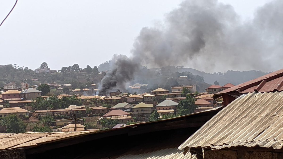 MimiMefoInfo's tweet photo. Just In:
#Military raze shops in #Kumbo after deadly #Separatist attack

Read full story on our website 👇🏾👇🏾
#AnglophoneCrisis https://t.co/oPFShWiMmB https://t.co/PlcI9g5acM